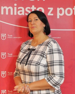 zastępca burmistrza miasta Turek kobieta stoi